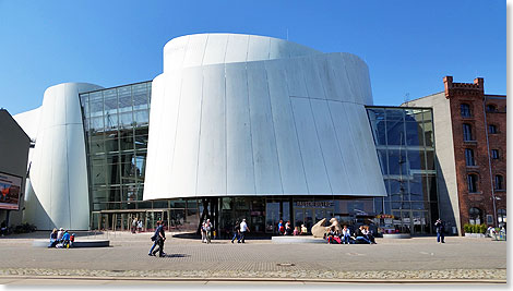 Das markante Gebude des Ozeaneums im Stralsunder Norhafen.