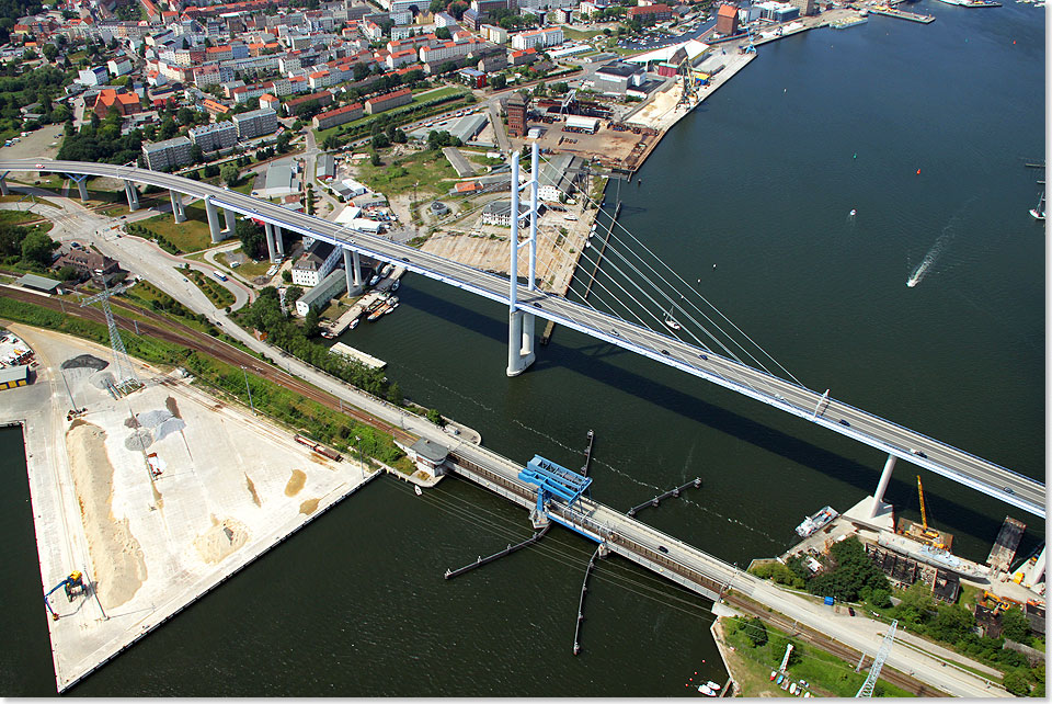 Ziegelgraben- (vorn) und Rügenbrücke über den Strelasund die Hansestadt Stralsund mit Rügen. verbinden 