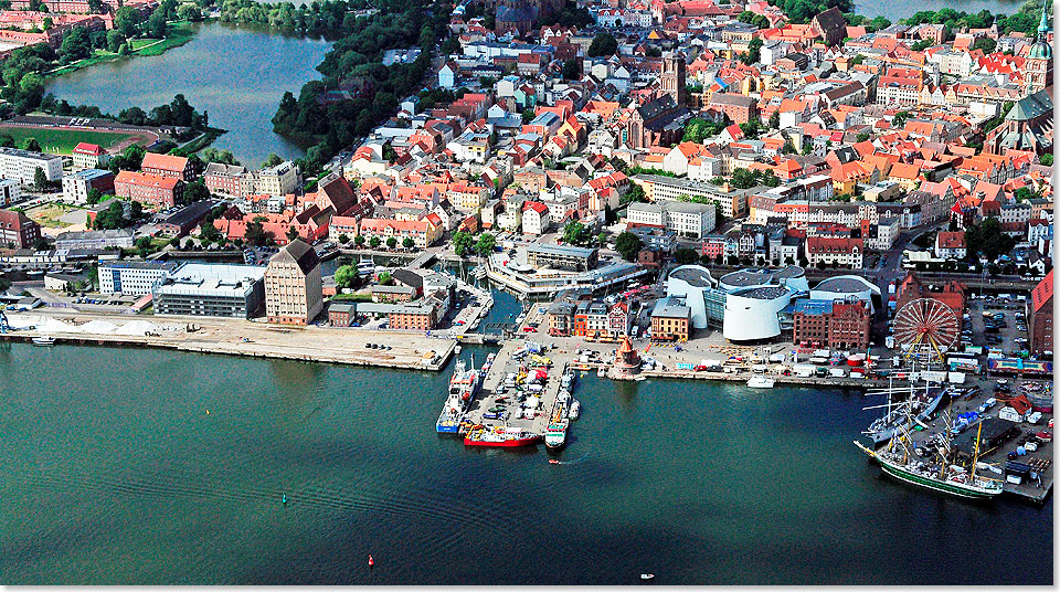 Blick aus dem Flugzeug auf die Altstadt von Stralsund mit Nordhafen