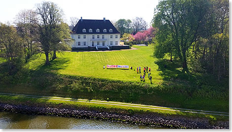 Am Herrenhaus des Himbeer- und Erdbeerhofs Steinwehr bei Sehestedt gren Bekannte ihre Freunde auf der ASTOR.