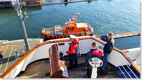 Kapitn, Erster Offizier und Lotse beim Einlaufmanver in die NOK-Schleuse Kiel-Holtenau.