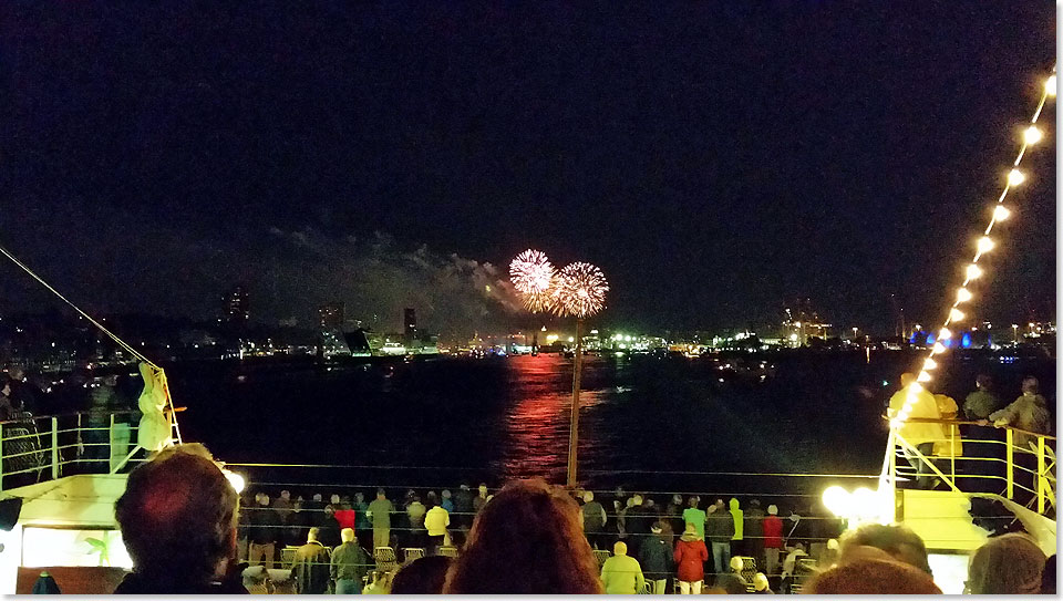 Ein spektakulres Feuerwerk zum Hafengeburtstags-Auftakt und zur AIDAprima-Taufe in Hamburg.