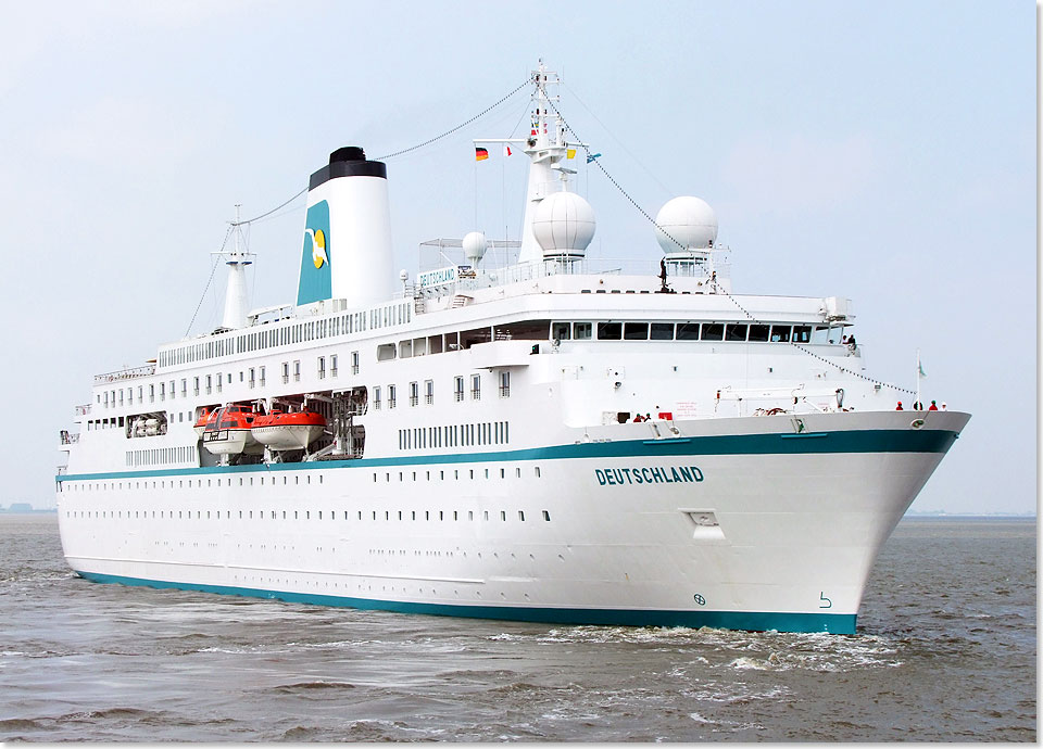 Die MS DETSCHLAND vor Bremerhaven in der Mndung der Weser zur Nordsee.