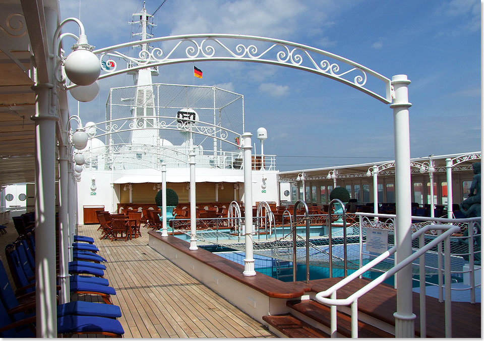 Blick auf den Pool und die Poolbar auf dem Lido Deck (Deck 9).