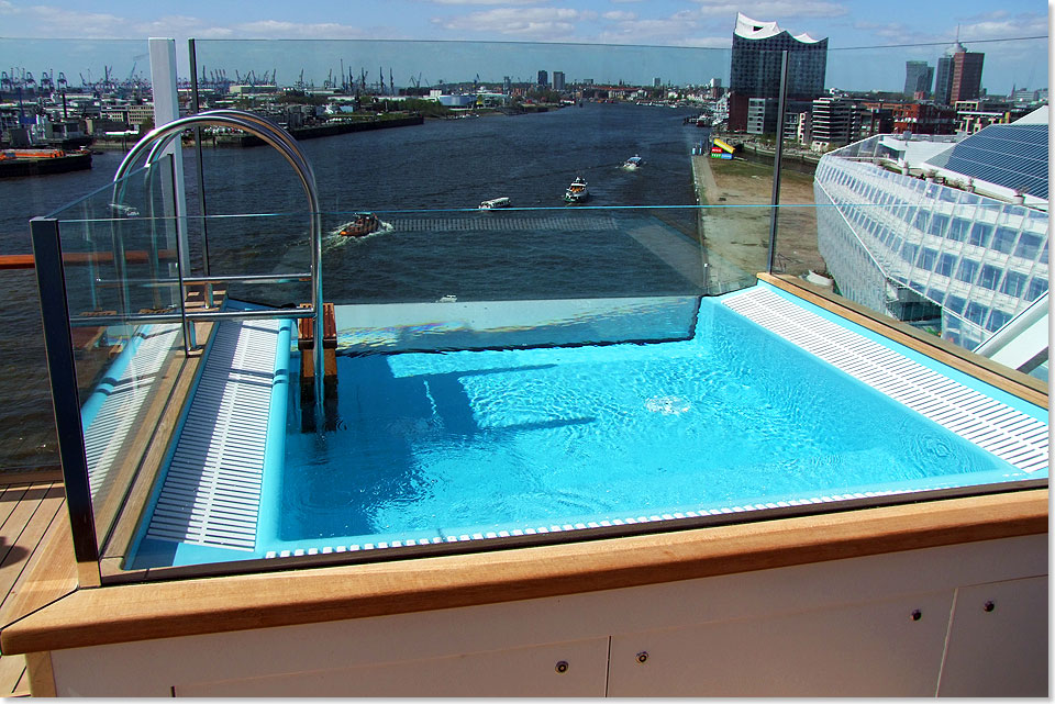Einer von zwei Infinity Pools vorne auf dem Patio Deck auf Deck 16.