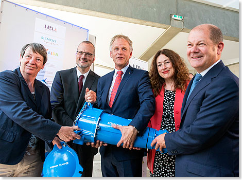 Bundesumweltministerin Dr. Barbara Hendricks, Andreas Boschen, Leiter INEA CEF (Connecting Europe Facility), HPA-Geschftsfhrer Jens Meier,  Dr. Monika Griefahn, Direktorin fr Umwelt und Gesellschaft bei AIDA Cruises, Olaf Scholz, Erster Brgermeister der Freien und Hansestadt Hamburg.