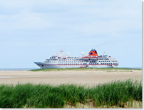 Die HANSEATIC von Hapag-Lloyd Cruises vor Amrum.
