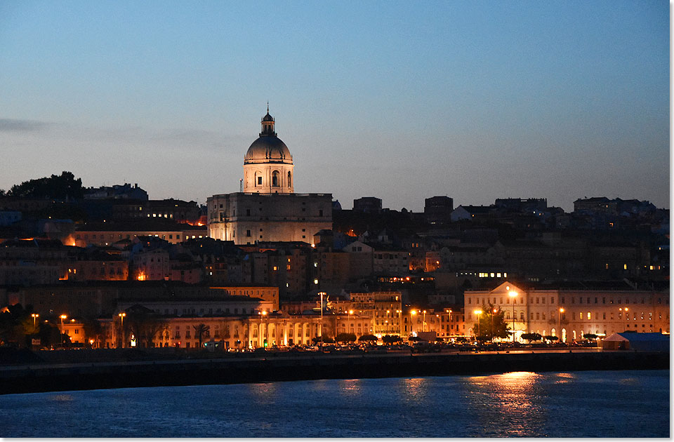 Auslaufen aus Lissabon am spten Abend: die hell erleuchtete Altstadt, das funkelnde Ufer des Tejo, hundert Kneipen und tausend Lichter, mittelalterliche Mauern und Schlsser, die zweitausendjhrige Geschichte der portugiesischen Hauptstadt  das alles zieht am hinausgleitenden Schiff vorbei. 