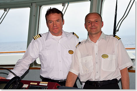 Kapitn Igor Gaber (links) und sein Staffkapitn Maxim Dolgov sind sehr erfahrene Nautiker aus der Schwarzmeer-Metropole Odessa. Die Brcke der HAMBURG ist mit modernstem Gert ausgestattet. Die HAMBURG ist ein Dreiwachen-Schiff. Sicherheit wird grogeschrieben an Bord.