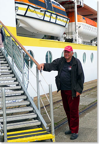 Herbert Fricke,  Autor dieser Reportage. Nach wenigen Tagen kennt man die Gesichter an Bord, ob Besatzung oder Passagiere, man fhlt hnlich, denkt hnlich, lchelt gemeinsam ber kleine Pannen, und man freut sich am Abend, nach interessanten Stunden an Land, wieder an der Gangway hinauf zum Schiff zu stehen.