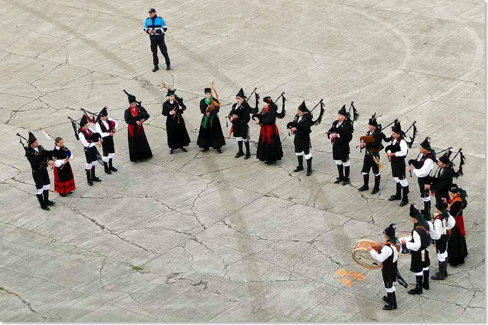 Musik am frhen Morgen: Oft werden Seereisende in fremden Hfen mit einheimischer Folklore begrt, wie hier die Gste auf der HAMBURG im spanischen Hafen El Ferrol. 