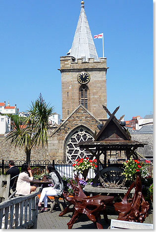 Berhmt ist Guernsey fr seine Blumenpracht, aber auch fr die Aussichtsterrassen vor der anglikanischen Kirche mit weitem Blick ber den Hafen und mit italienischem Caf in franzsischen Tassen. Die Kanal-Inseln geben sich betont international.