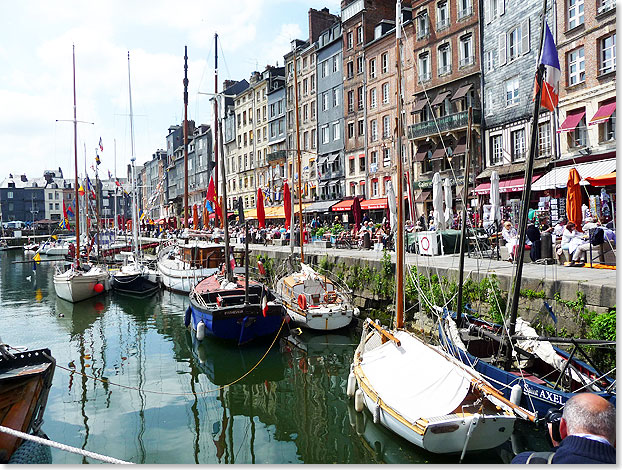 Die alten Huser rund um das Vieux Bassin mitten in Honfleur bilden eine malerische Kulisse. Nicht weit entfernt: die grte Holzkirche Europas. Man schlrft Austern, isst Foie gras, trinkt Calvados und lsst das Auge schweifen.  Hier hlt man inne und lsst Frankreich auf sich wirken ... 