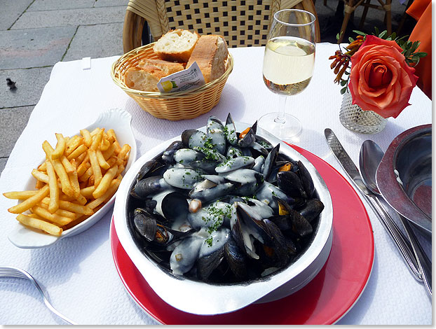 Honfleur ist auch berhmt wegen seiner Muschelbnke. Ein bichen flssiger Kse ber die warmen Muscheln, dazu ein weier Wein, ein paar pommes, ein Valse musette aus dem Restaurant, Gott wei genau, warum er in Frankreich wohnt.