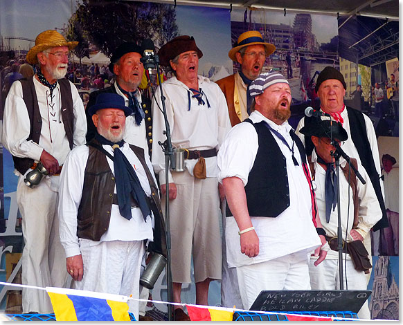 Snger von berall her kommen zum groen Hafenfest von Oostende. Diese Gesellen sind aus Schottland angereist. Mit dem Brexit haben sie nichts am Hut.  