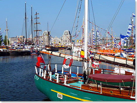 Einmal im Jahr wird der Hafen von Oostende zum groen Treffpunkt fr historische Segler aus aller Welt.  Tausende pilgern dorthin, um die schwimmenden Zeugen frherer Epochen zu bewundern.