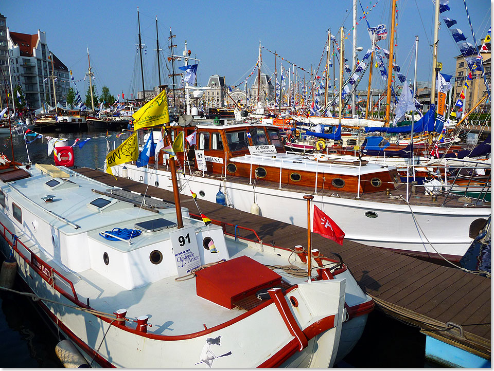 Wer Glck hat, wird eingeladen, an Bord zu kommen, einen Kaffee mit Genever zu trinken, die Lebensgeschichte des Schiffes zu hren, man redet englisch und deutsch und niederlndisch und wallonisches franzsisch  ach, wren doch alle so friedlich wie die Seeleute dieser Welt!