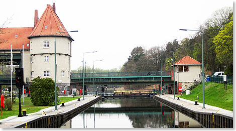 Einfahrt in die groe Kammer der Schleuse Kleinmachnow.