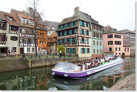 Per Ausflugsschiff durch das Gerberviertel und zum Palais Rohan.