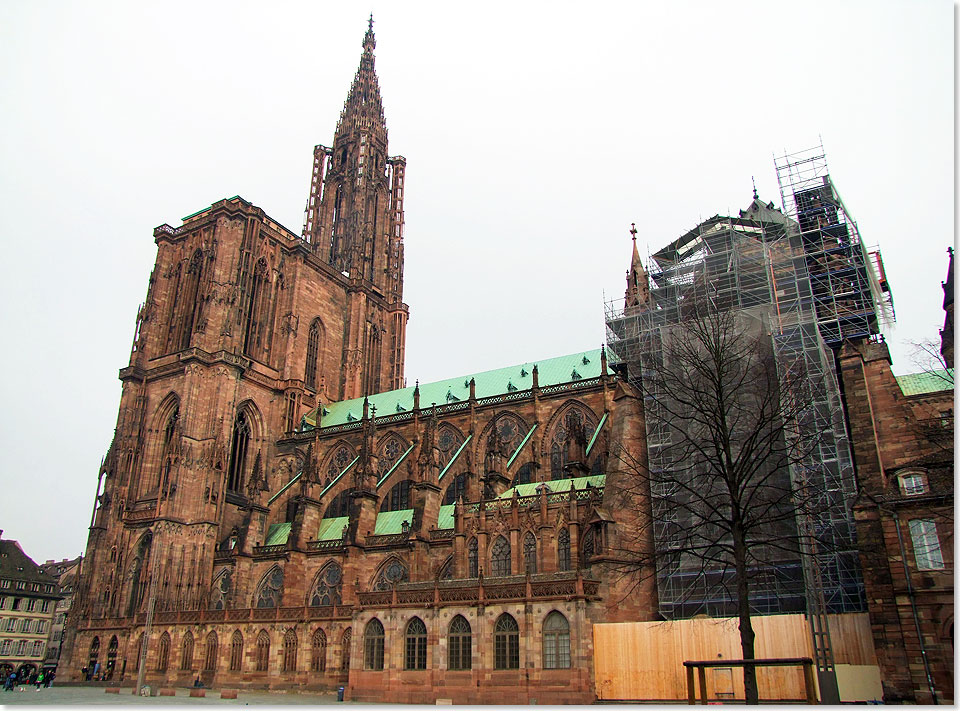 Das Liebfrauenmünster zu Strasbourg – französisch Cathédrale Notre-Dame de Strasbourg – von der Südseite her gesehen.