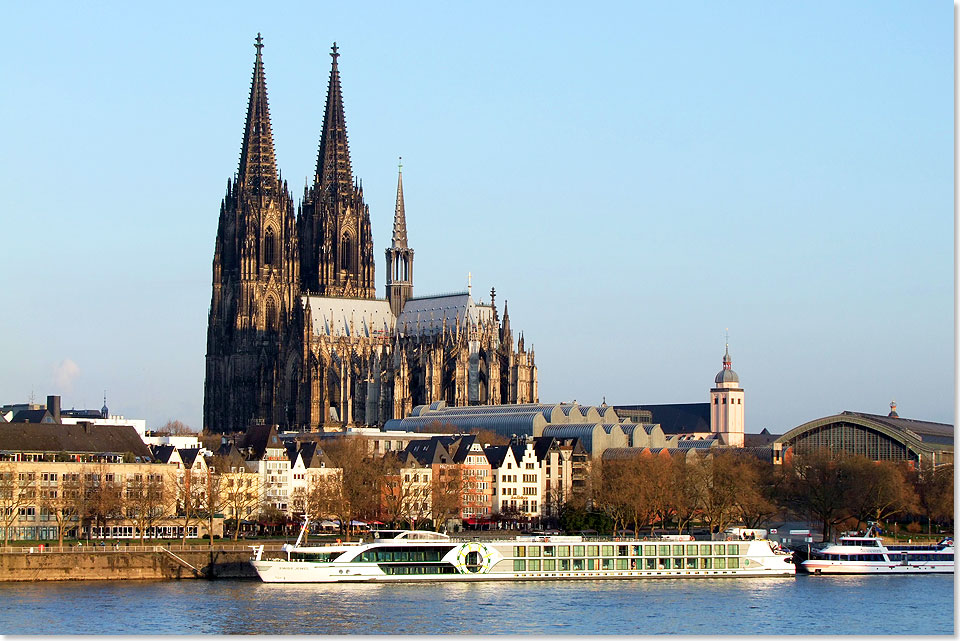 Bester Liegeplatz fr die SWISS JEWEL an der Rheinpromenade unterhalb des Klner Doms.