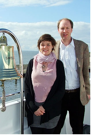 Dirk Bocklage und Mitarbeiterin Ramona Dworschak von Vegan Travel GmbH im Hafen von Urk.