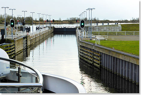 Einfahrt in das einzigartige Navidukt bei Enkhuizen.