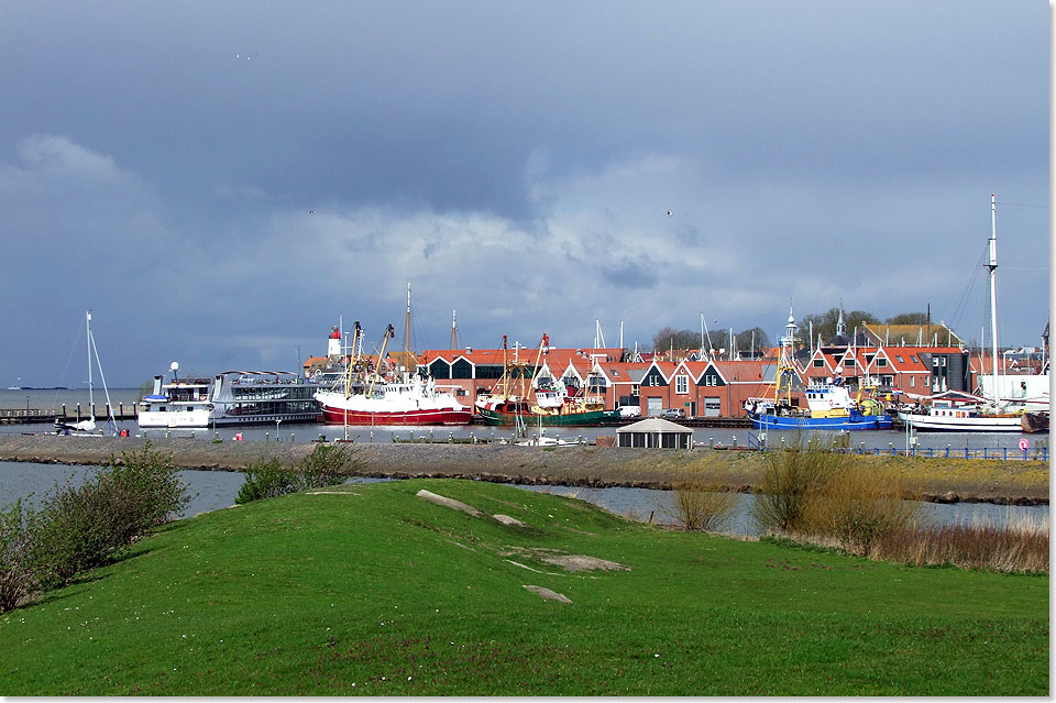 Die SWISS JEWEL links im Hafen von Urk.