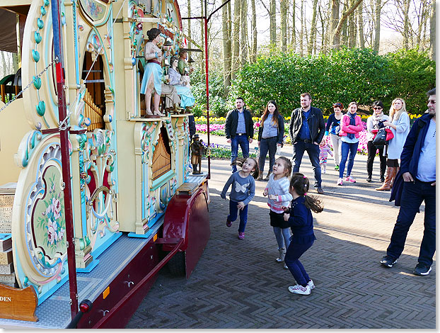 In keinem anderen Land sind Drehorgeln so beliebt wie in den Niederlanden. Mit sehr gepflegter, altmodischer Technik produzieren sie Musik und finden berall Liebhaber jeden Alters. Im Keukenhof tanzen Kinder zu ihren Melodien.