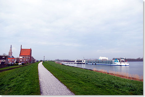 Hinter dem Deich am einsamen Steg hat die MS ALINA im Ijsselmeer vor Medemblik festgemacht. Kirche und Rathaus des Ortes ragen in diesem flachen Land hoch in den Himmel und dienen Fahrensleuten noch immer als Landmarken, nach denen man sein Schiff steuert.