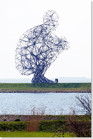 Weithin sichtbar ist in der Nhe von Lelystad auf dem Deich, der das Ijsselmeer vom Marker Meer trennt, eine Arbeit aus Stahl des englischen Knstlers Antony Gormley, Der kauernde Mann. Sie ist 26 Meter hoch, aus 5.468 Stahltrgern mit 14.284 Bolzen zusammengesetzt worden und wiegt 60 Tonnen. Der Mann kauert dort seit 2010 und hat natrlich unter Seglern viele spttische Bezeichnungen gefunden. 