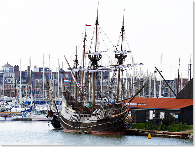 Heute kleiner als viele Hochseeyachten war diese Galeone im 16. und 17. Jahrhundert das Kriegsschiff der niederlndischen Flotte. Die BATAVIA im Hafen von Lelystad ist mit Originalplnen nachgebaut worden. Die erste BATAVIA der Niederlndischen Ostindischen Kompanie VOC lief schon auf ihrer ersten Reise 1629 auf ein Riff bei den Wallibi Inseln vor Australien und sank. Zwischen den berlebenden gab es Mord und Totschlag.