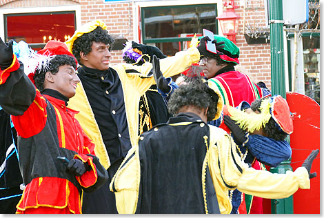 Schwarzgeschminkte Komparsen warten in Hoorn auf ihren Einsatz in einem Weihnachtsfilm, der von der Ankunft des Heiligen Nikolaus per Schiff in den Niederlanden erzhlt. Der Sage nach hatte er eine schwarze Besatzung.