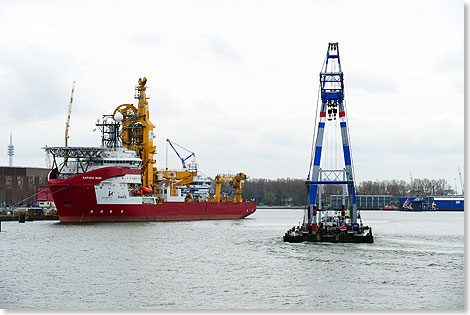 Im Hafen von Rotterdam wchst auch die Zahl von Spezialschiffen. Am Kai liegt ein Kabelleger, mit dem Kabel durch die Meere, aber auch von Windkraftfeldern zum Land hin verlegt werden. In Fahrt: ein Hebeschiff.