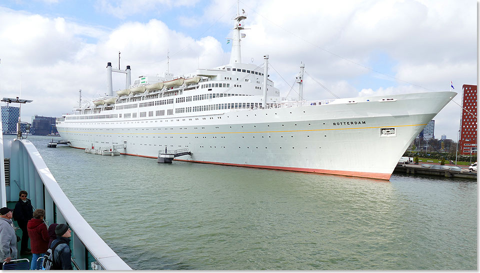 Die MS ROTTERDAM gehrte frher zu den berhmten Kreuzfahrtschiffen. Das Schiff mit dem eleganten Decksprung liegt heute fest im Hafen von Rotterdam und dient als Hotel- und Tagungsschiff.