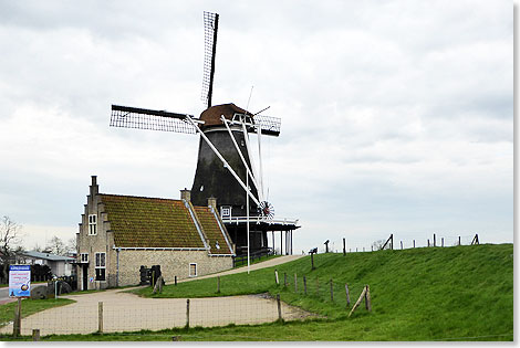 Windmhlen mahlen in den Niederlanden nicht nur Korn. Sehr viel hufiger und immer noch werden sie auch in der Wasserwirtschaft eingesetzt, um ganze Landstriche besser zu entwssern. Diese Windmhle begrt Besucher von Medemblik.