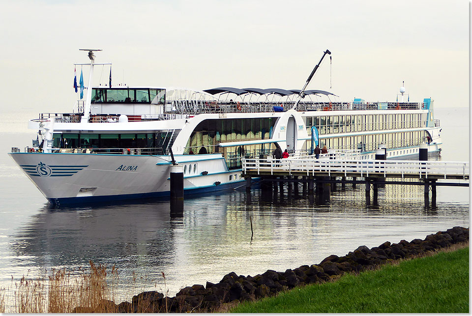 Die MS ALINA ist ein Phoenix Flussschiff fr gehobene Ansprche. In vielen Kabinen reichen Fenster mit franzsischen Balkons bis zum Boden. Lange Tischzeiten gibt es in zwei Restaurants und im Bistro bei freier Platzwahl. Das Schiff kann bis zu 216 Passagiere aufnehmen, um die sich eine Crew von 42 Mnnern und Frauen kmmert. Hier hat die MS ALINA vor Medemblik festgemacht.