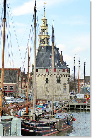 Die MS ALINA hat im Hafen von Hoorn festgemacht in Sichtweite des Turms. Dickbauchige Skutjes, die hier liegen, fahren unter Segeln und bei Flauten oder Hafenmanvern auch unter Motor.