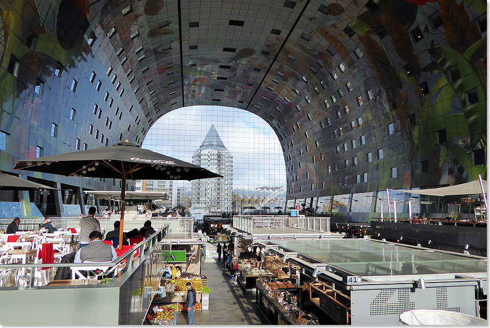 Die Markthalle in Rotterdam bietet Nahrung und Unterkunft. Auf zahlreichen Stnden wird Feinstes und Exotisches angeboten, das Gewlbe der gigantischen Halle enthlt Wohnungen mit Fenster, von denen aus man das Marktgeschehen beobachten kann.