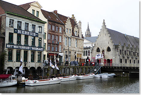 Schon immer gab es in Belgien gutes Bier und Gasthuser, die es gern ausschenken, wie hier das Waterhuis aan den Bierkant in Gent. In der spitzgiebligen alten Markthalle daneben hngen heute im Geblk Schinken, die in der Luft trocknen.