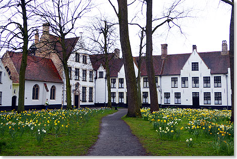 Im Beginenhof lebten und leben immer noch unverheiratete Damen fast wie in einem Kloster. Auf dem Beginenhof in Brgge herrschen auch heute noch strenge Regeln. Das Tor wird um 22 Uhr geschlossen.