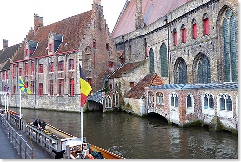 Verwinkelte Bauwerke, Kirche und Krankenhaus gehrten hier im alten Brgge zusammen und boten Heilung fr Geist und Krper. 