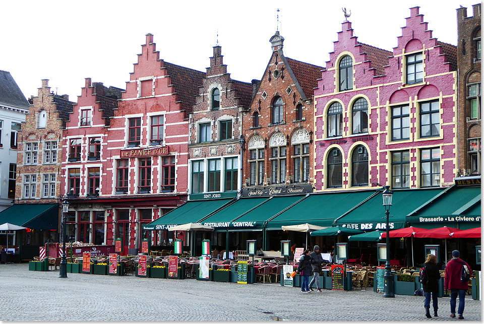 Zuflucht und Erquickung. Den groen Marktplatz schmcken Patrizierhuser, die heute in Restaurants und Cafs verwandelt sind und bei jedem Wetter einladen.