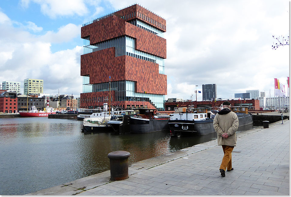 Das MAS in Antwerpen, das Museum am Strom, wurde an einem Hafenbecken zu einer Landmarke, die von Stadtgeschichte bis zu religisen Themen zeigen kann, was sonst auf viele Museen verteilt wre.
