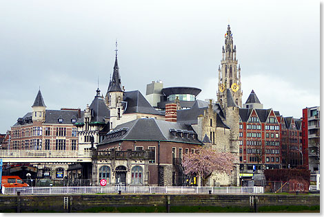 Antwerpen vom Wasser her gesehen, Harmonie aus vielen Baustilrichtungen.