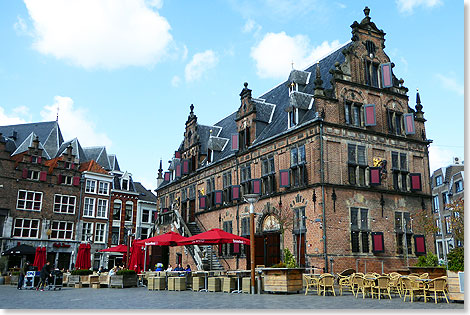 Die alte Stadtwaage auf dem Marktplatz von Nimwegen ist heute ein beliebter Treffpunkt. Das Gebude berstand einen Luftangriff der Alliierten, die 1945 die Stadt versehentlich fr ein Ziel in Deutschland hielten.