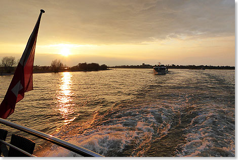 Abendstimmung auf dem Rhein. Er wird Tag und Nacht auf ganzer Lnge zwischen Amsterdam und Basel befahren.