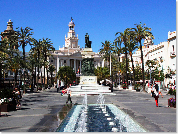 Palmenbestandener Rathausplatz von Cadiz mit Brunnen.