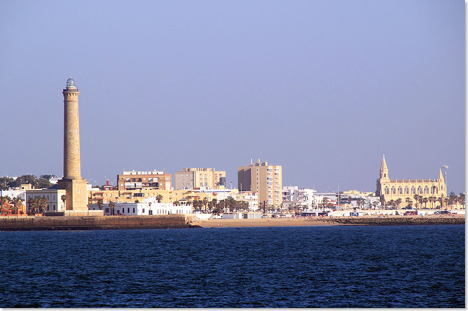 Sanlucr de Barrameda mit historischem Leuchtturm und Kathedrale.