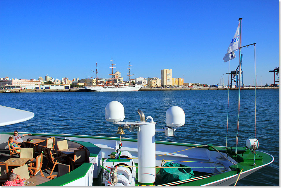 SS SEA CLOUD II hat in Cadiz an der gegenber liegenden Pier festgemacht.